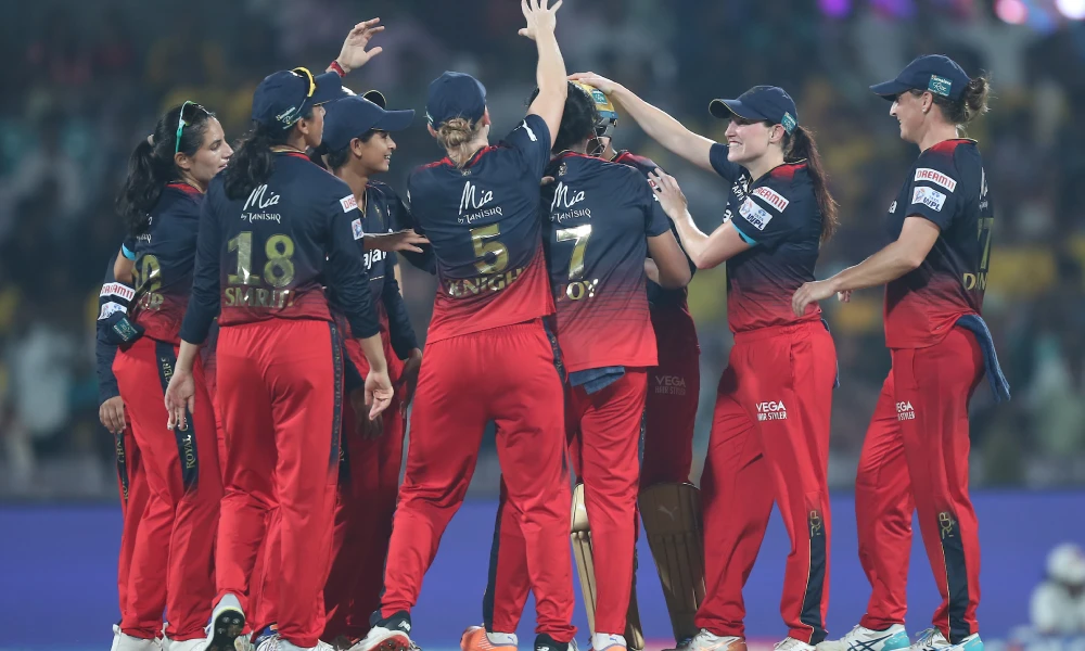 136 runs target for RCB victory, Elyse Perry took 3 wickets