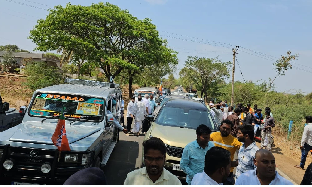 Series of car accidents during Vijay Sankalp Yatra, Private bus accident in Davanagere