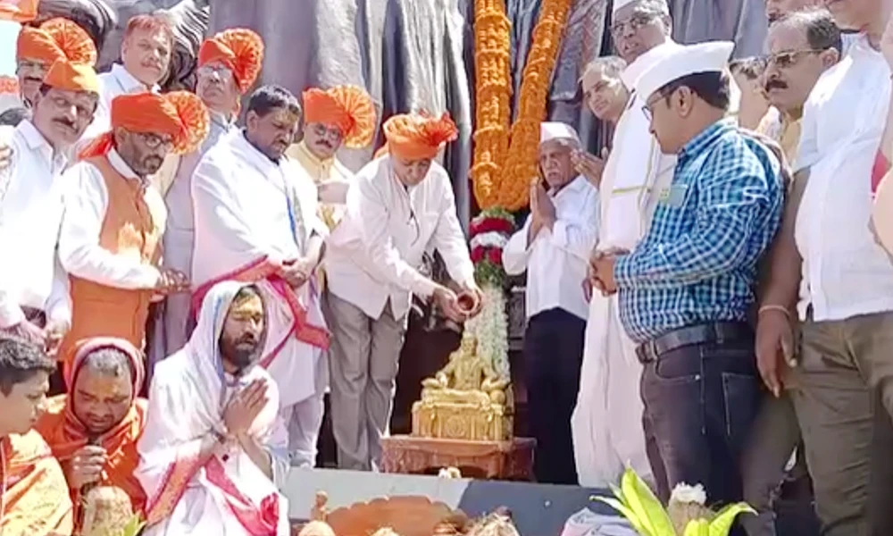 Shivaji statue cleaned by MES leaders at Rajhansgad in belagavi