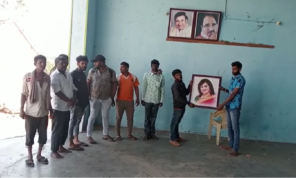 Sumalatha extends support to BJP, Photo removed from theatre