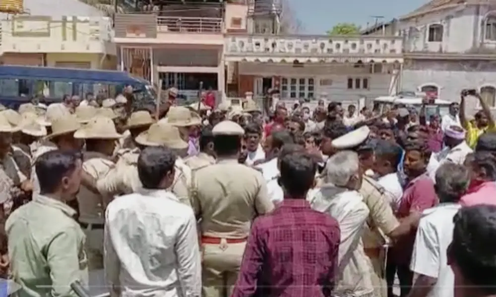 Congress, JDS workers clash over distribution of prasadam in Holenarasipura