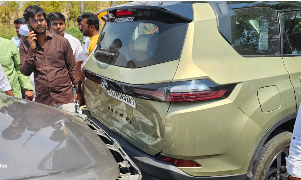 Series of car accidents during Vijay Sankalp Yatra, Private bus accident in Davanagere