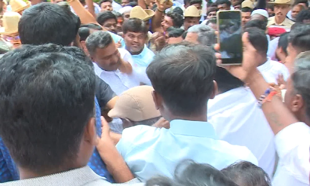 Harihara MLA Ramappa supporters create ruckus in front of Siddaramaiah house Sidhu slapped on the cheek Karnataka Election updates