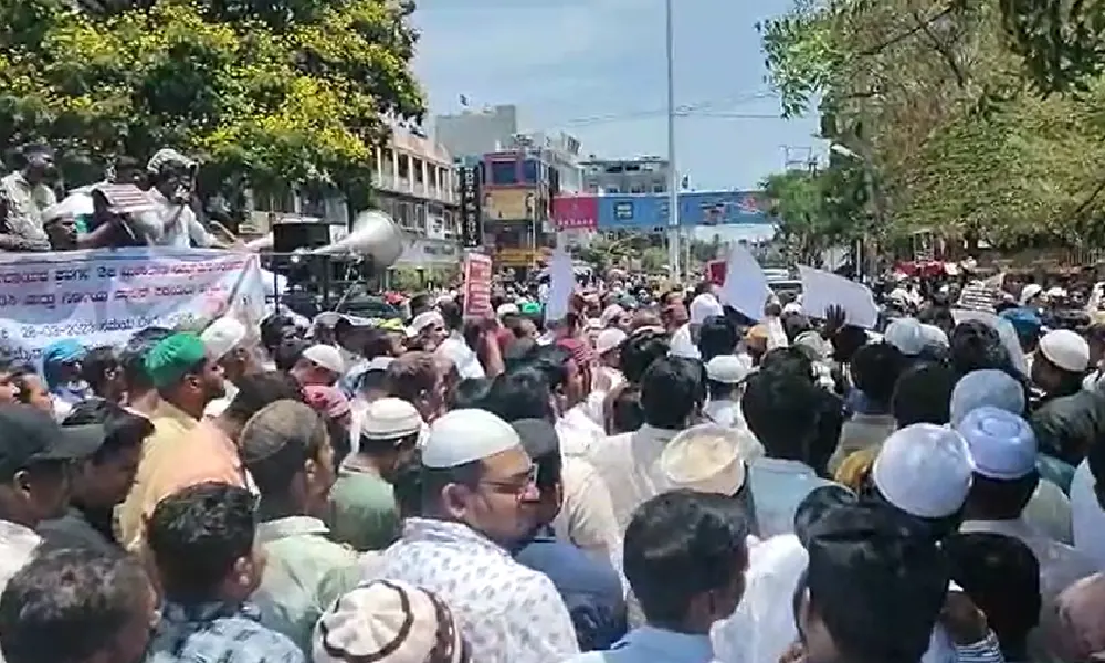 Muslims protesting for 2B category withdrawal Massive protests in many parts of the state SC ST Reservation updates