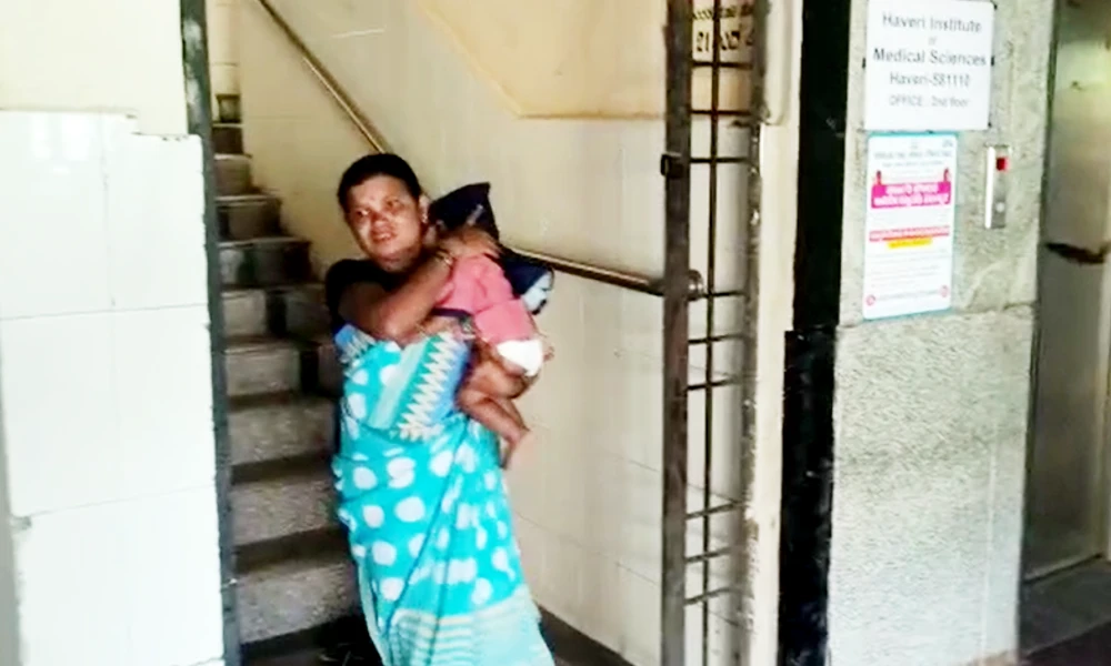 woman carrying a child with fever into district hospital Doctors gave emergency treatment and send back Govt Employees Strike updates