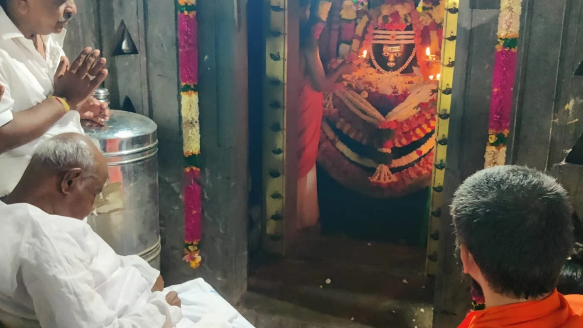 HD devegowda giving special pooja at Omkareshwar of Pattanayakanahalli Math 