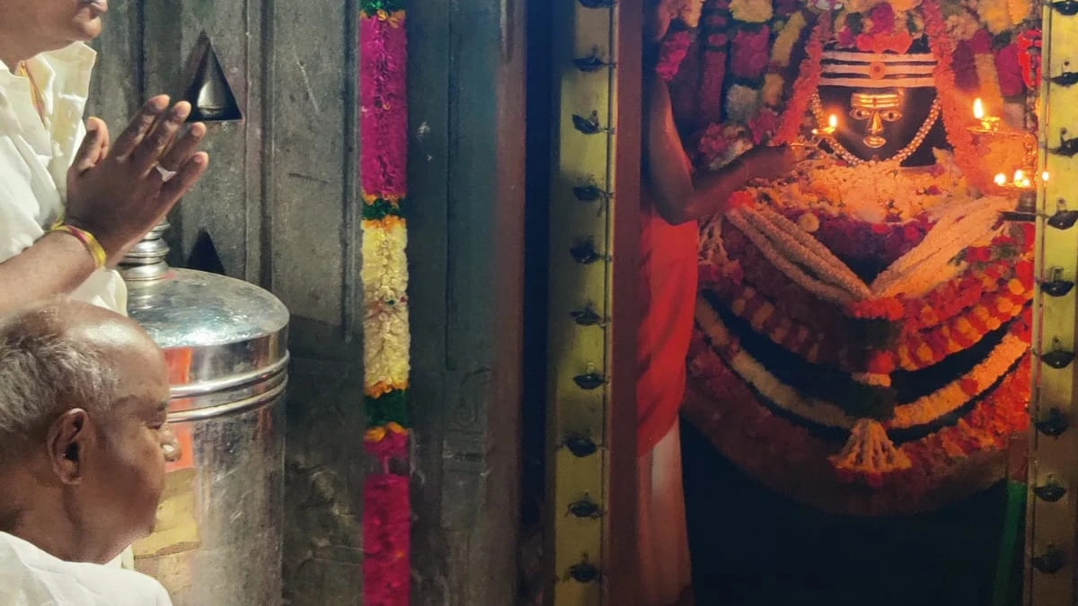 HD devegowda giving special pooja at Omkareshwar of Pattanayakanahalli Math