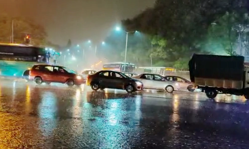 Heavy rains lash Bengaluru, Traffic jam scares motorists