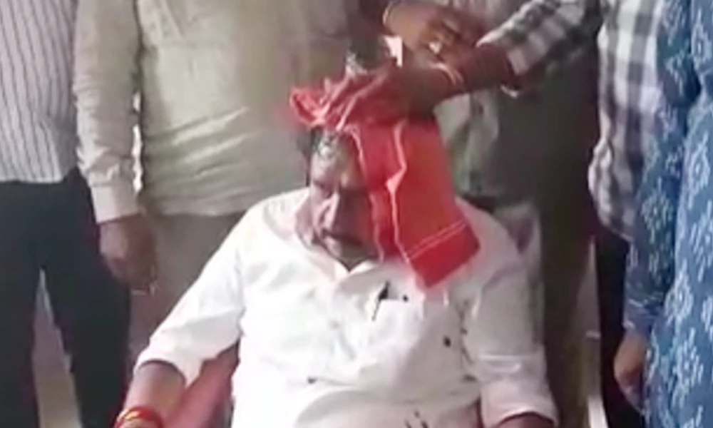 Former Deputy CM Dr G Parameshwara pelted with stones, Head injury