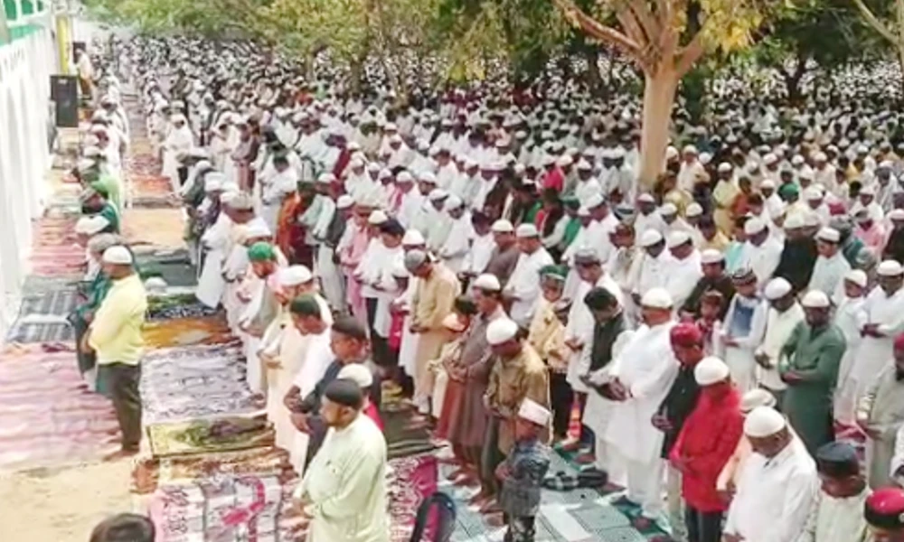 Eid-ul-Fitr celebrated in different parts of the state, Mass prayers with devotion by Muslims