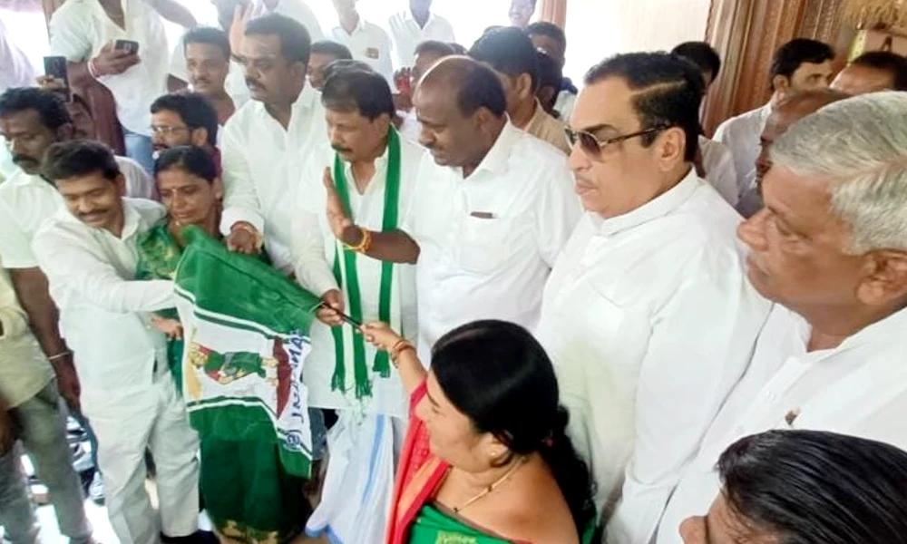 Karnataka election 2023 Say goodbye to Congress former minister Hanumanthappa Y Alcode joins JDS