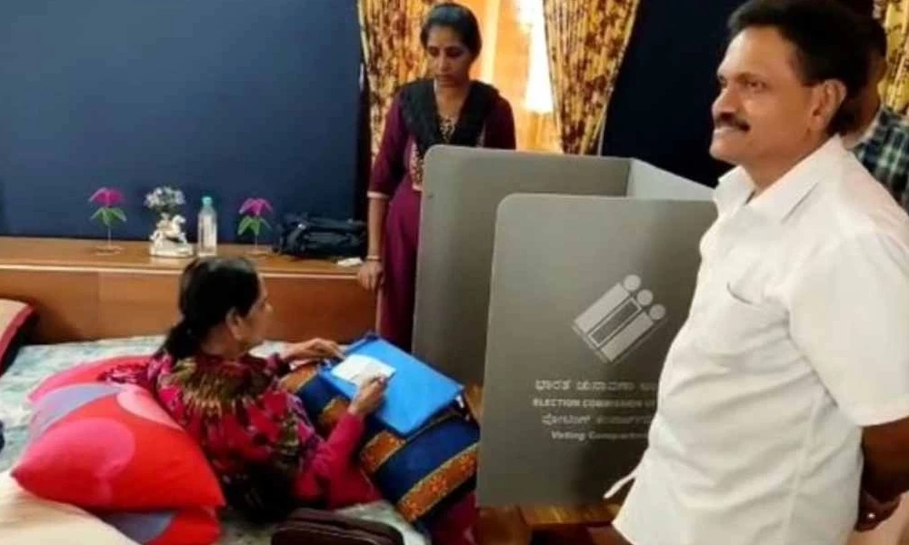 Leelavati is the first actress to vote Karnataka Election