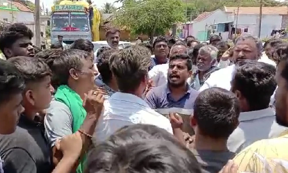 People's displeasure against MLA Harsh Vardhan who came to the village after five years