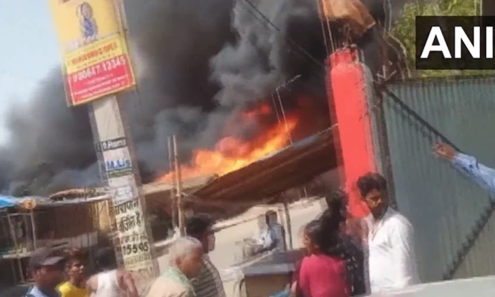 Massive fire In Patna People run Viral Video