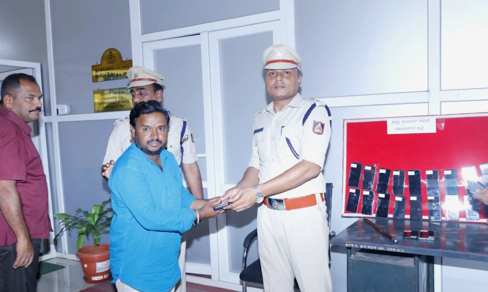 Vijayanagara News Vijayanagara SP Srihari Babu handed over mobile phones to 87 heirs