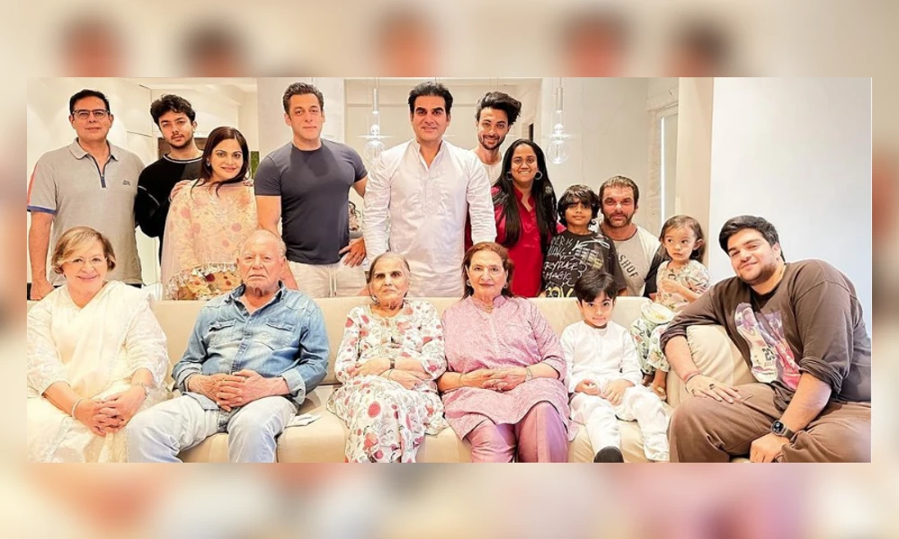 Salman Khan Poses Perfect Family Photo