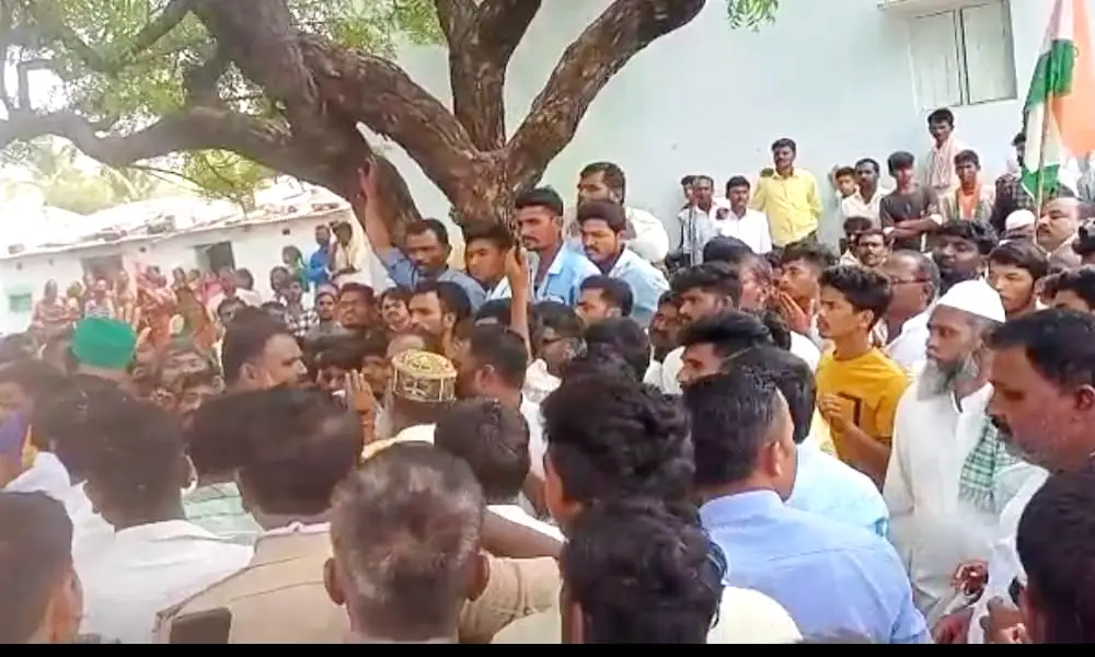 Karnataka election 2023 Election campaign in Hulihydara village Congress candidate Shivraj Thangadagi was severely beaten by the villagers