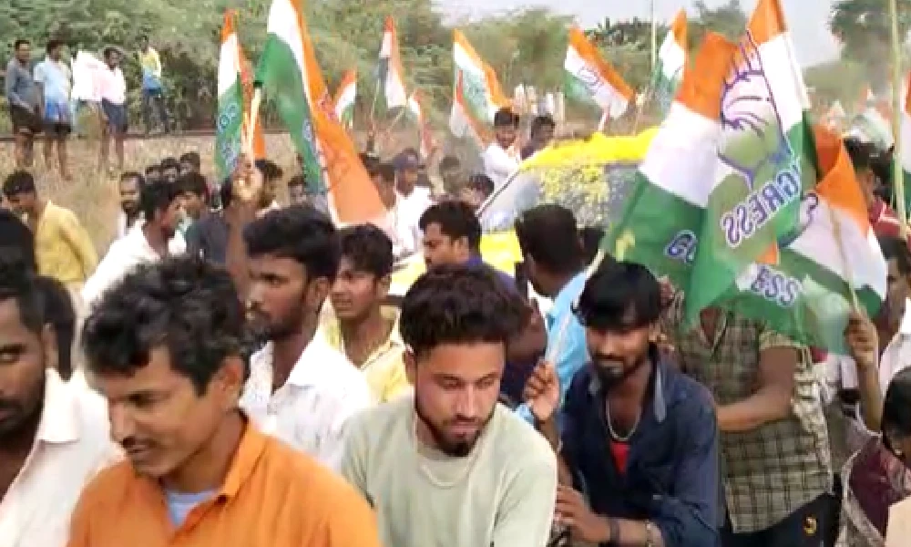 congress workers rush to Siddaramaiah's car, shower flowers on him in hagaribommanahalli