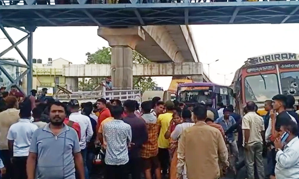 Woman head shattered in Road Accident near Nayandahalli Stone pelting by angry public