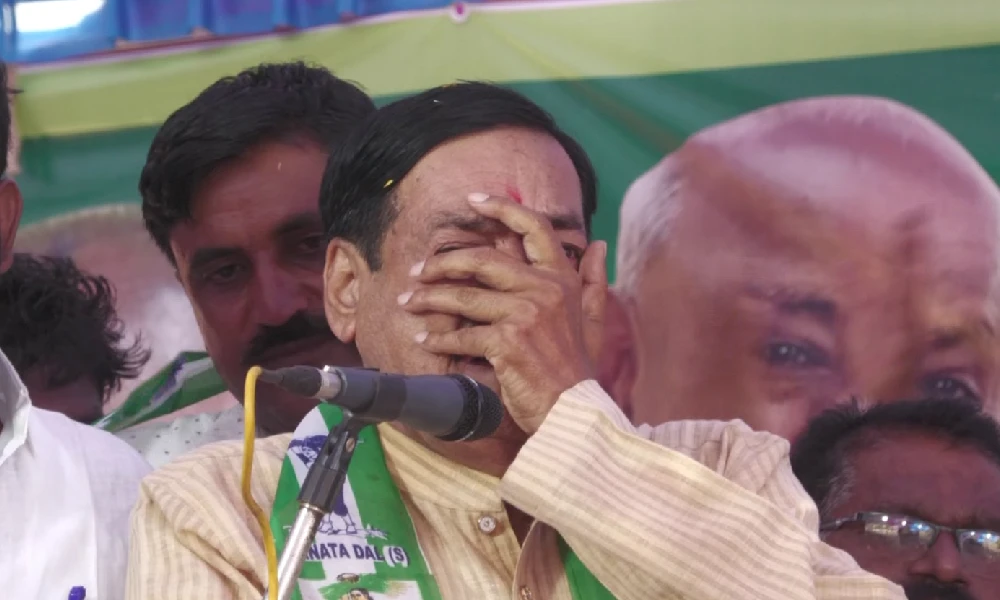Former minister Manohar Tahsildar breaks down in tears in front of HD Kumaraswamy