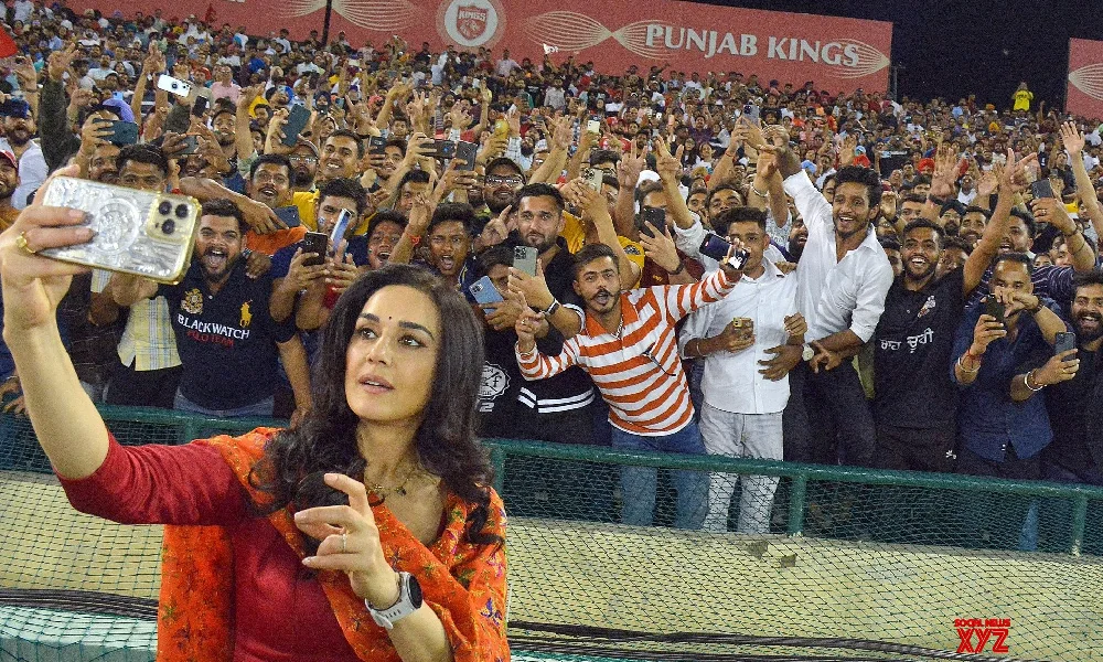 IPL 2023: Preity Zinta clicked a selfie with Punjab team fans
