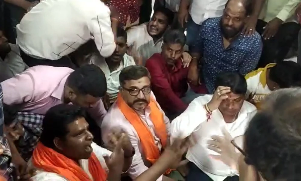 bjp karnataka silent sunil supporters protest in BJP Office