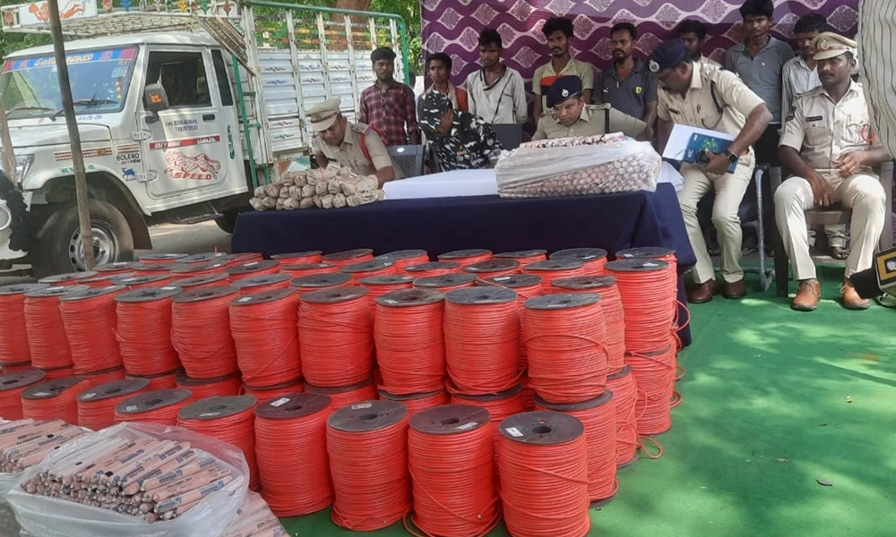 10 Naxals Arrested in Chhattisgarh Telangana border