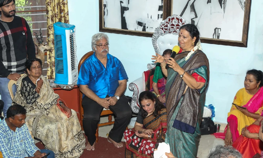artistes in actress Leelavathi home 