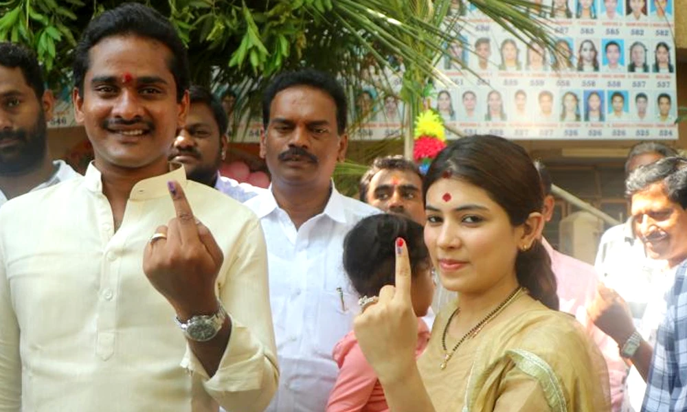 Ballari City Congress candidate Narabharat Reddy and his couple voting