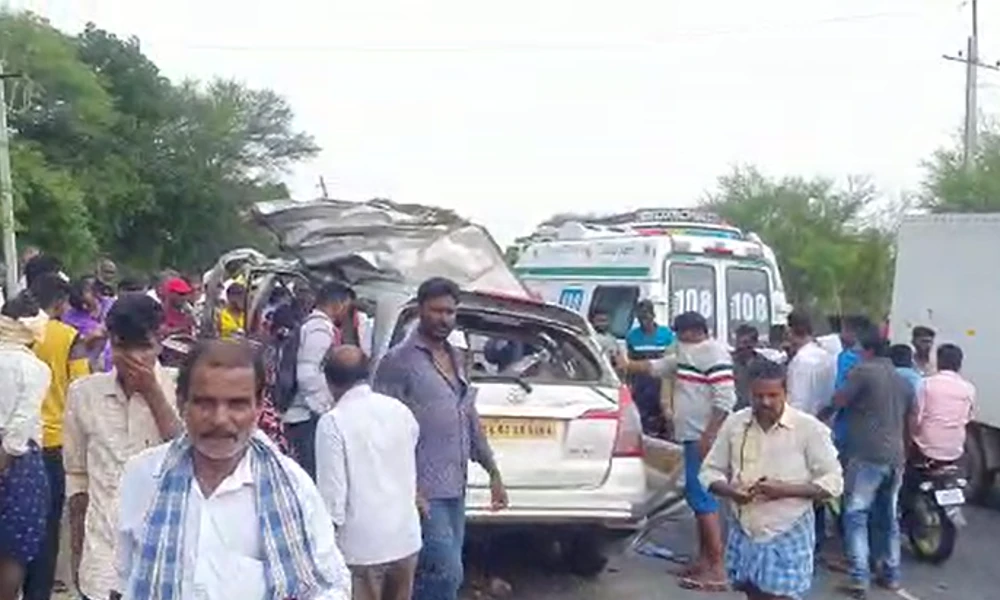 8 members of a family died after their car hit by bus in mysore