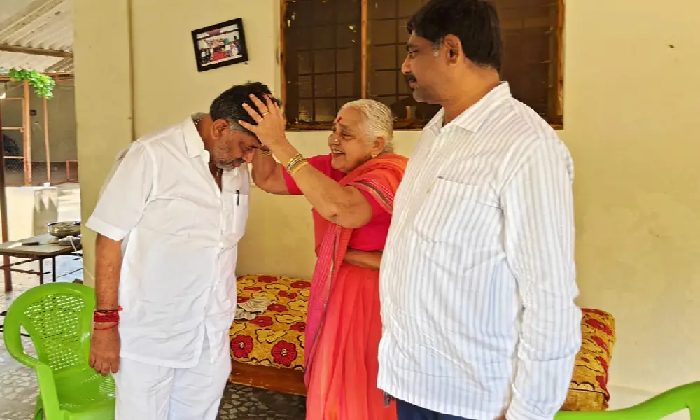 Mother blesses DK Shivakumar