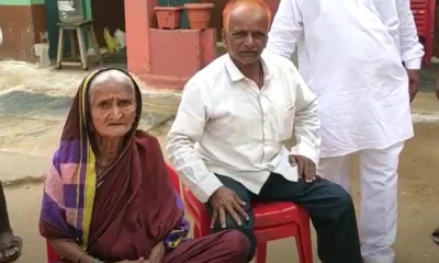 85 year old woman hold protest in front of polling station in Mundargi