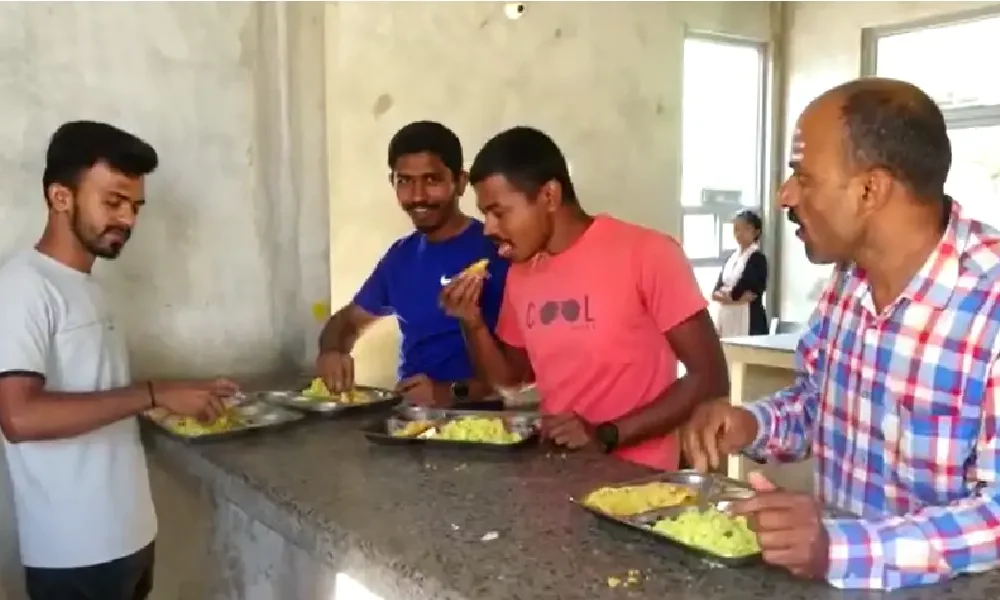Holige oota at Indira canteen