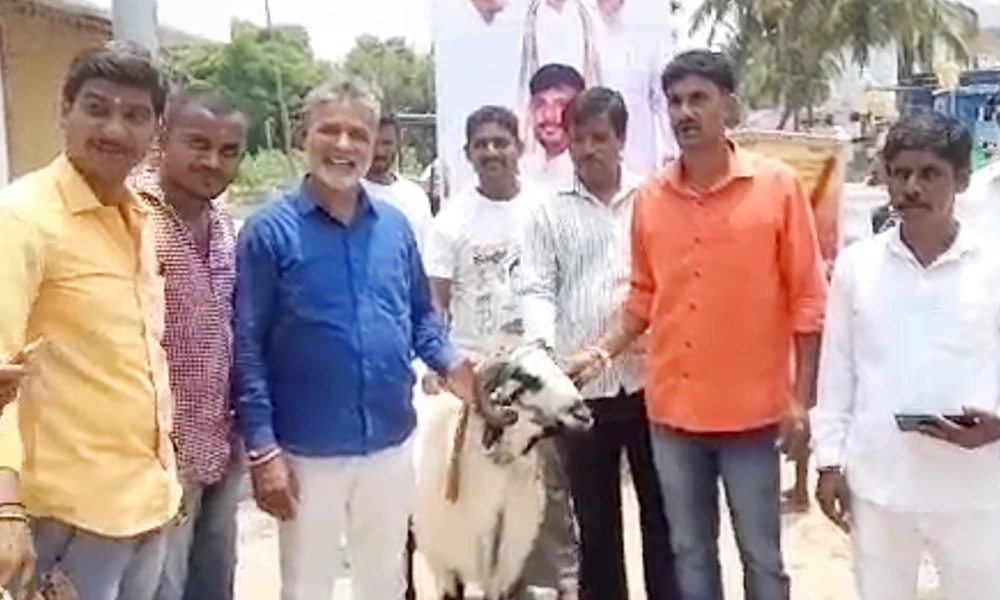 Kolar fans gift Ram to Sidaramaiah