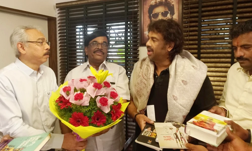 Madhu Bangarappa felicitated by kannada barahagarara and prakashakara sangha in bangalore