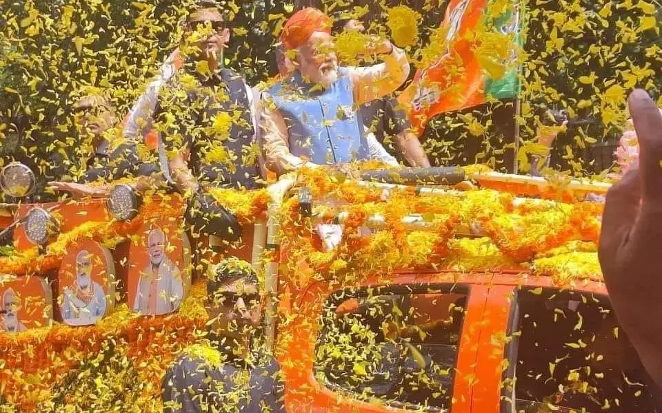 modi-in-karnataka: colorful photogallery of Modi mega road Show in Bangalore