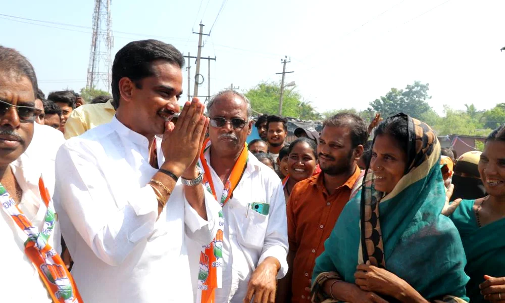 Karnataka election 2023 Congress candidate Nara Bharat Reddy is campaigning loudly in Andral Ballari city