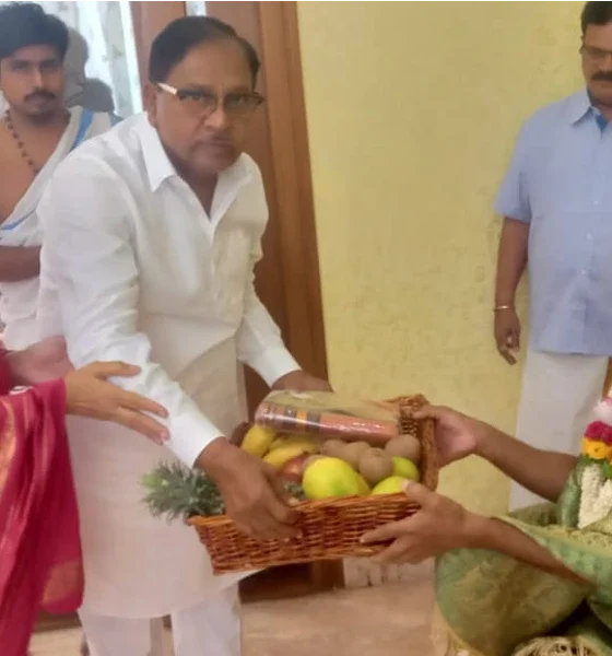 Udupi Pejawar mutt seer vishwaprasanna tirtha swamiji visits minister Dr G Parameshwar house in bengaluru