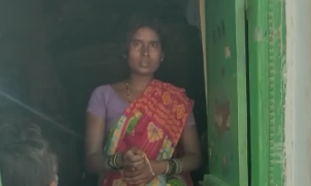 Woman lashes out at electricity staff in raichur 