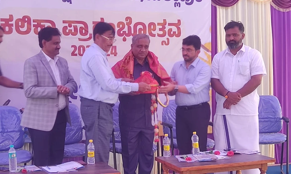 Dr Vijay Sankeshwara felicitated at Vishwadarshan School in yellapur