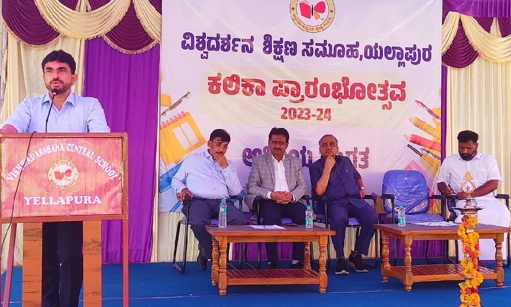Hariprakash konemane talks in Vishwadarshan School programme at yellapur
