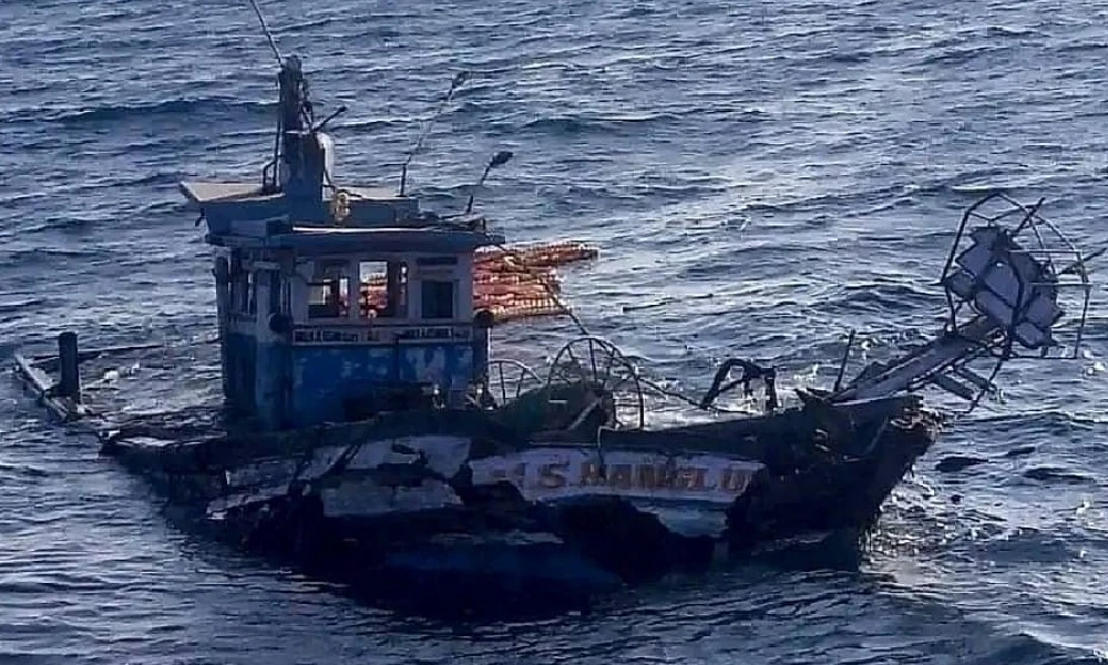 The boat sank in the sea due to the gusty winds, Rescue of 14 fishermen