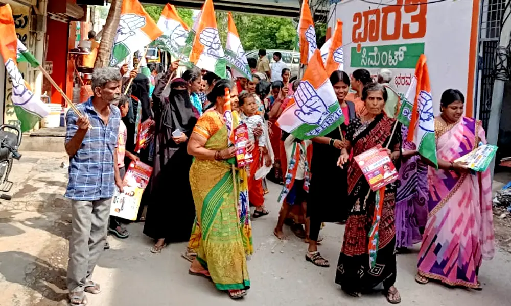 Karnataka election 2023 Door to door campaigning for the candidate by Congress leaders in the 21st ward of Ballari city
