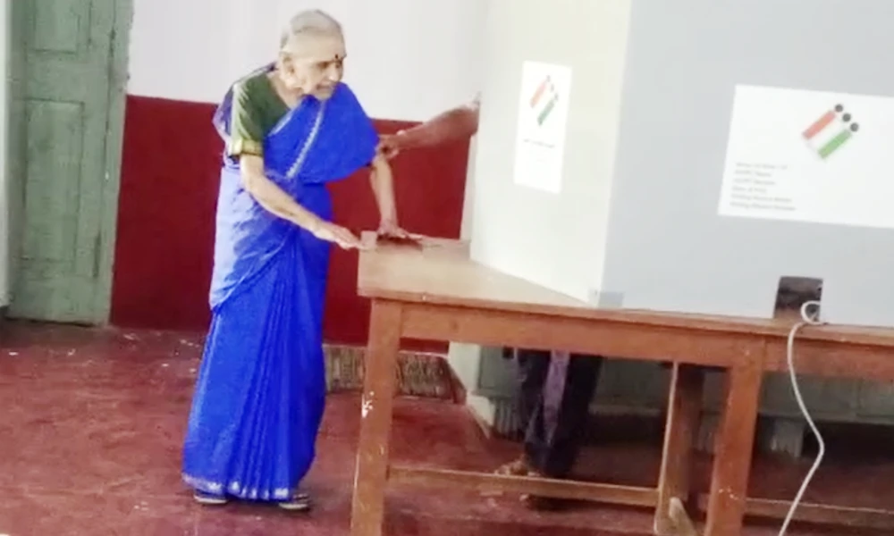 old women voting in kolara Karnataka Election 2023
