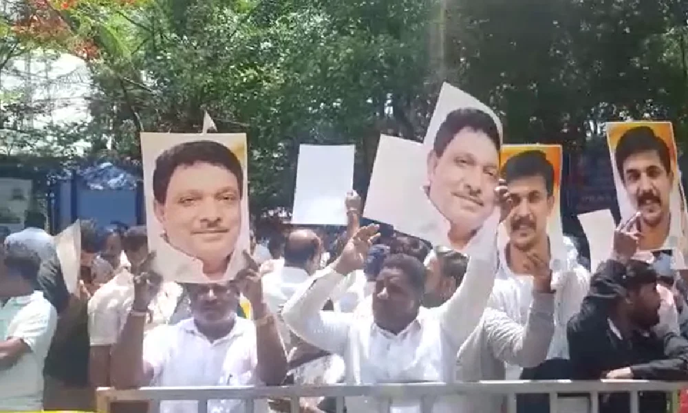 Karnataka Cabinet expansion protest against congress by followers of priyakrishna and m krishnappa