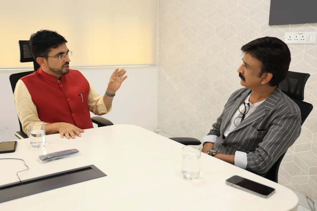 Actor Ramesh Aravind with Hariprakash Konemane in vistara news office
