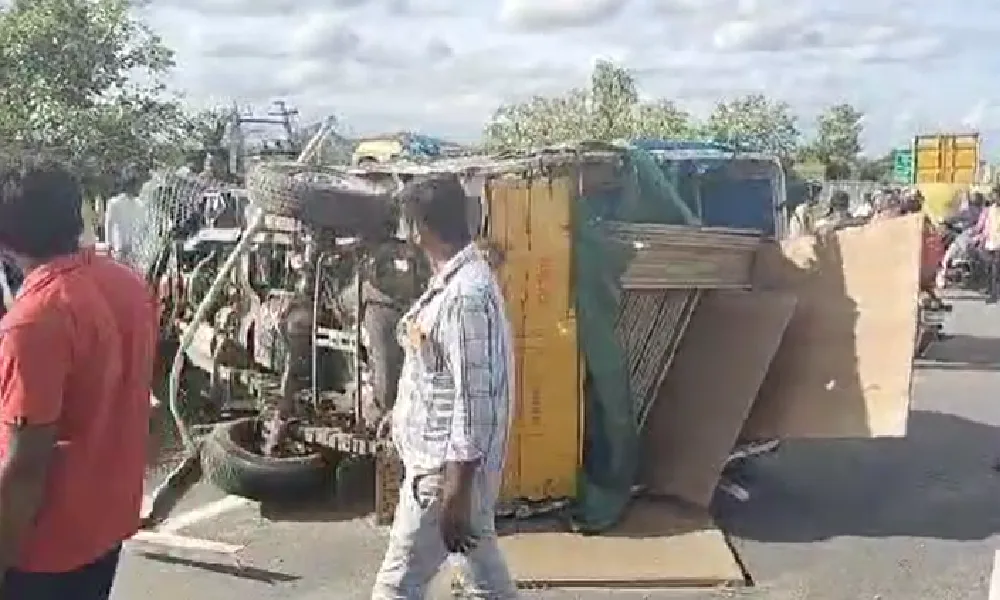 Bangalore Mysore Expressway Accident KSRTC bus conductor dies