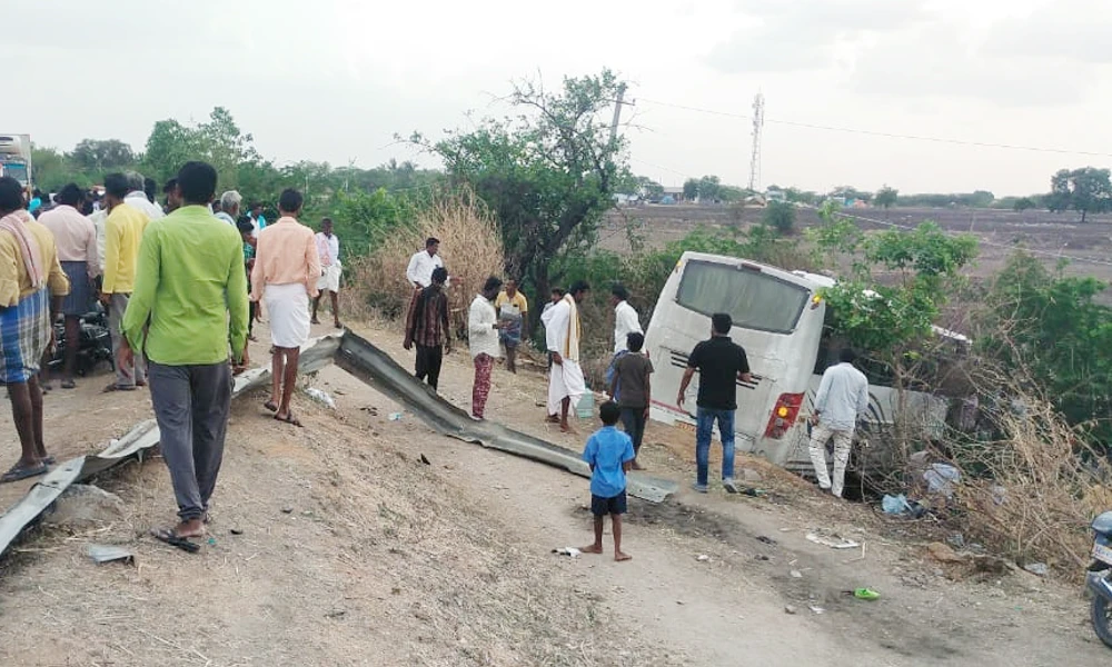 Private bus accident near manvi in raichur