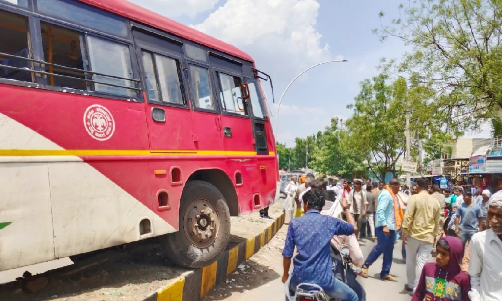  Bus standing on divider in Aurad