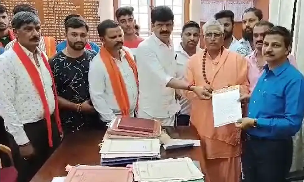 Chandrashekhara swameeji submitting memorandum to Chikkamagaluru DC